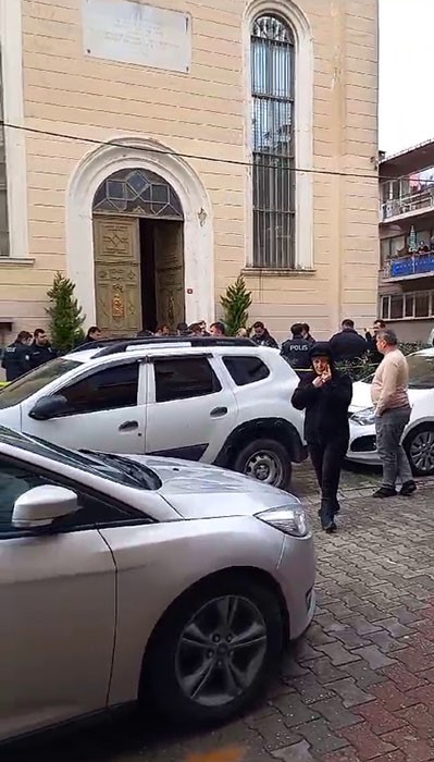 Sarıyer’de bulunan Santa Maria İtalyan Kilisesi’nde Pazar ayini sırasında silahlı saldırı gerçekleşti. Olay yerine çok sayıda polis ve sağlık ekibi sevk edildi.
