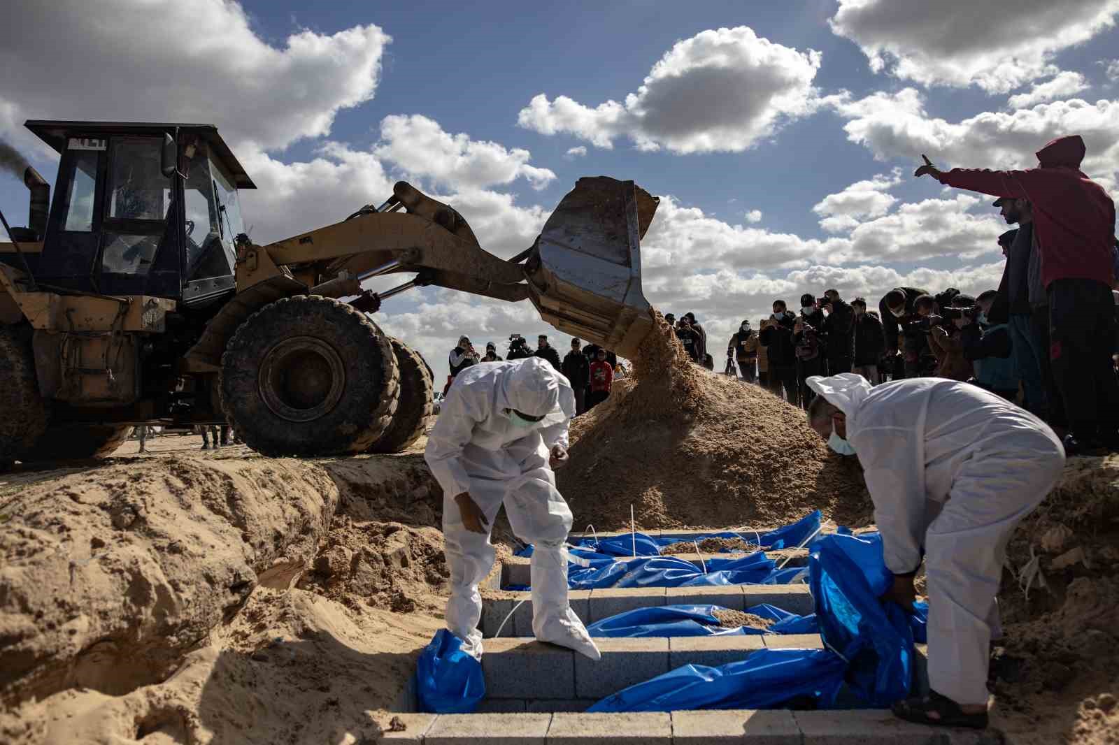 İsrail’in teslim ettiği 100 Filistinlinin cenazesi toplu mezara defnedildi

