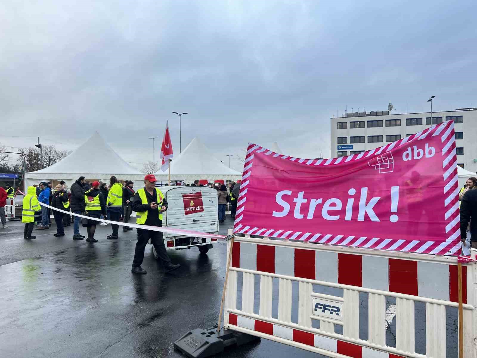 Frankfurt Havalimanı’nda işçiler greve gitti: 800 uçuş iptal edildi

