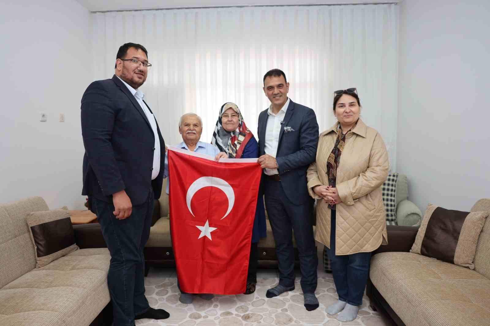 Türkiye’nin ilk astronotu Alper Gezeravcı’nın ailesine Türk bayrağı hediye edildi
?v=1