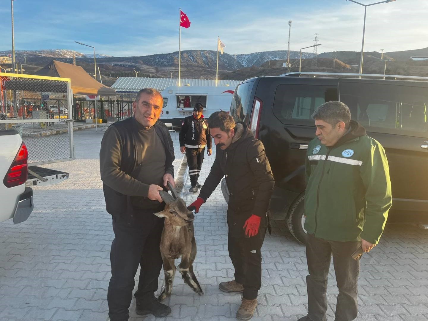 İliç’te yaralı dağ keçisi DKMP ekiplerine teslim edildi
