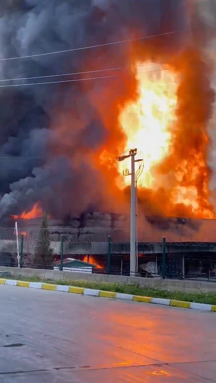 İzmir’in Kemalpaşa ilçesindeki bir lojistik firmasının deposunda yangın çıktı. Dumanlar kilometrelerce uzaktan görülebilirken, çok sayıda itfaiye ekibi bölgeye sevk edildi.
