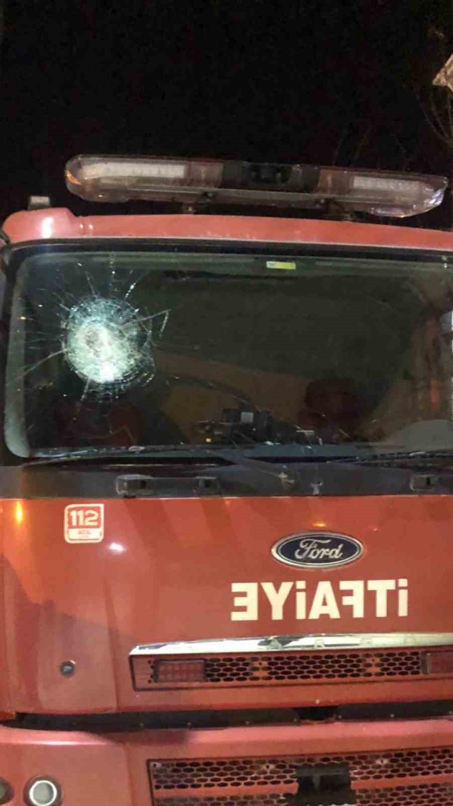 Batman’da izinsiz gösteri: Göstericilerin saldırdığı itfaiye aracının camı kırıldı
?v=1