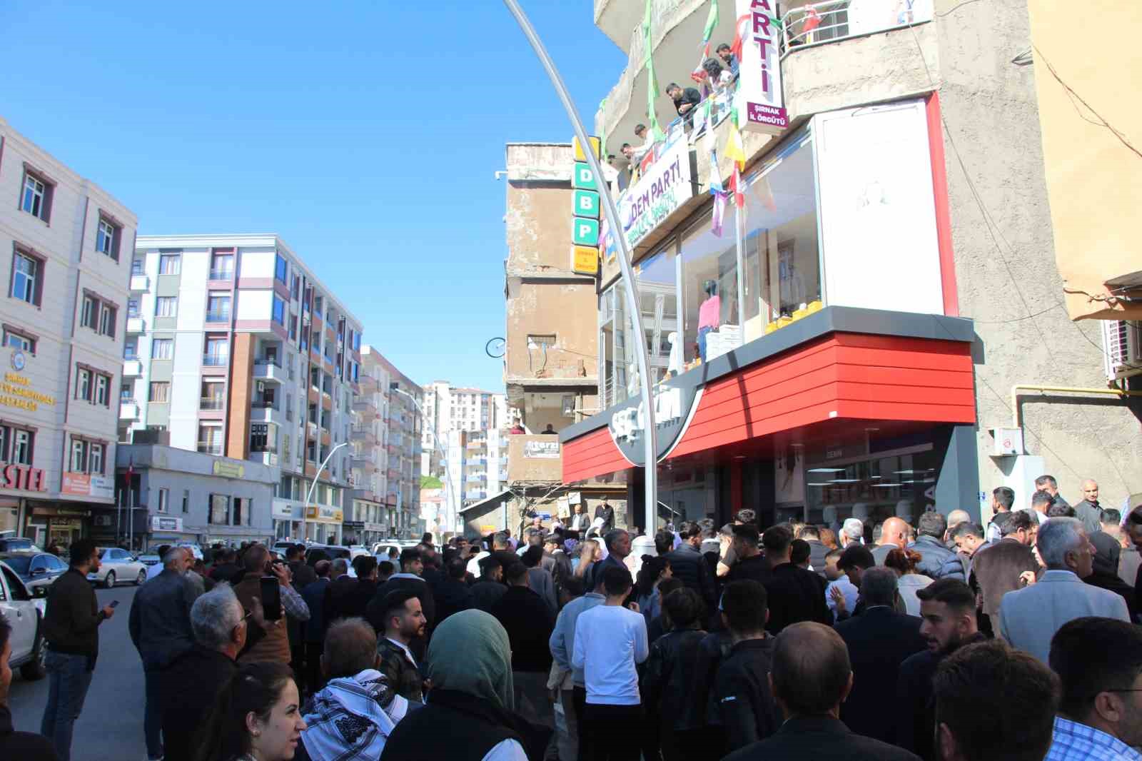 Şırnak’ta izinsiz yürüyüşe polis müdahalesi: 11 gözaltı
?v=1