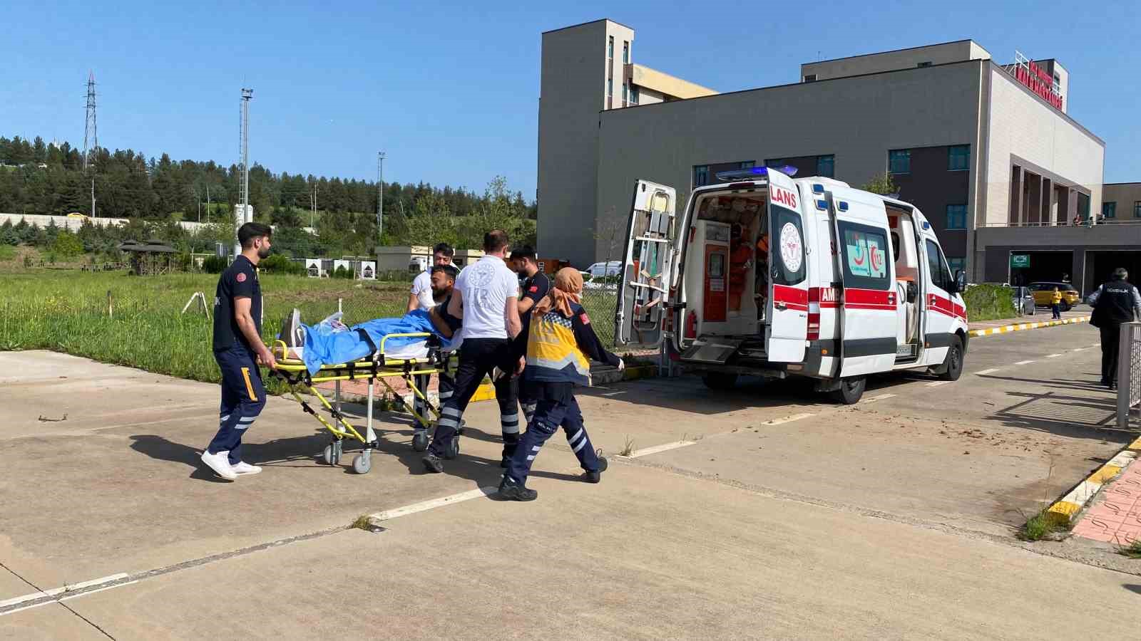 Diyarbakır’da parmağı kopan genç ambulans helikopter ile hastaneye sevk edildi
