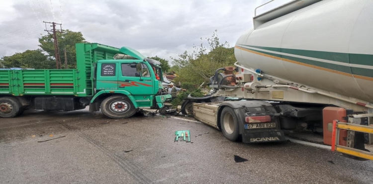 Kastamonu’da beton mikseri ile kamyon çarpıştı: 2 yaralı