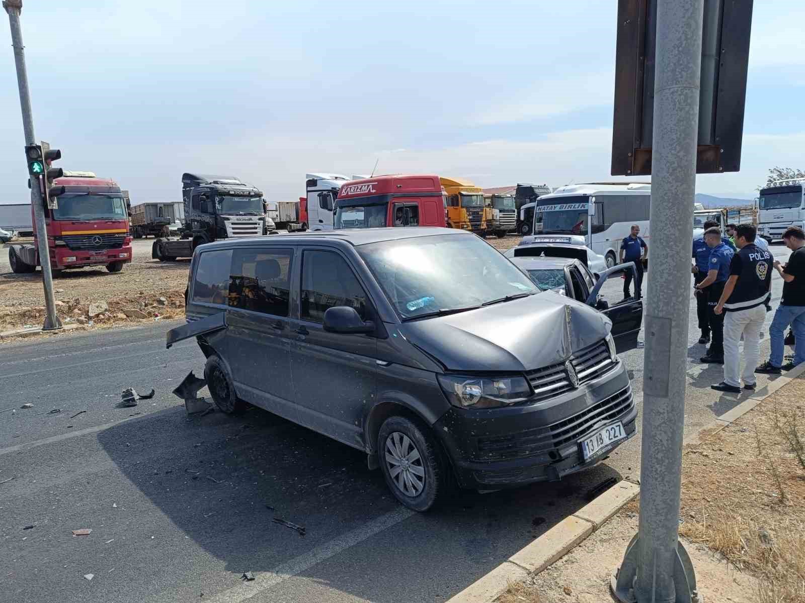 Gaziantep’te 3 aracın karıştığı zincirleme trafik kazası: 2 yaralı
