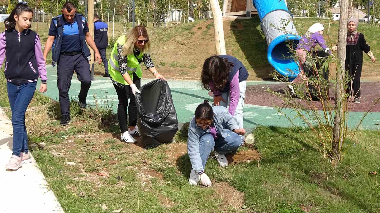 Çöp toplayıp çevre temizliğine dikkat çektiler
