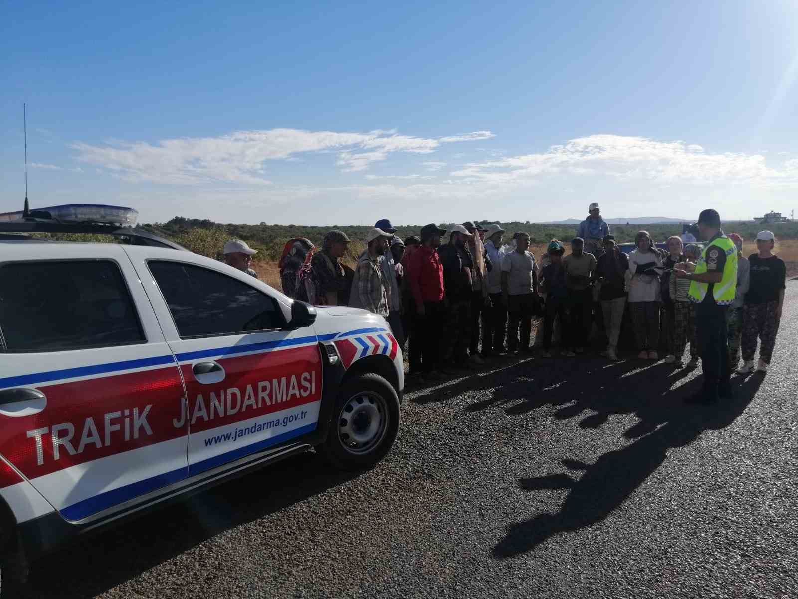 Jandarmadan tarım işçilerine güvenli trafik eğitimi
