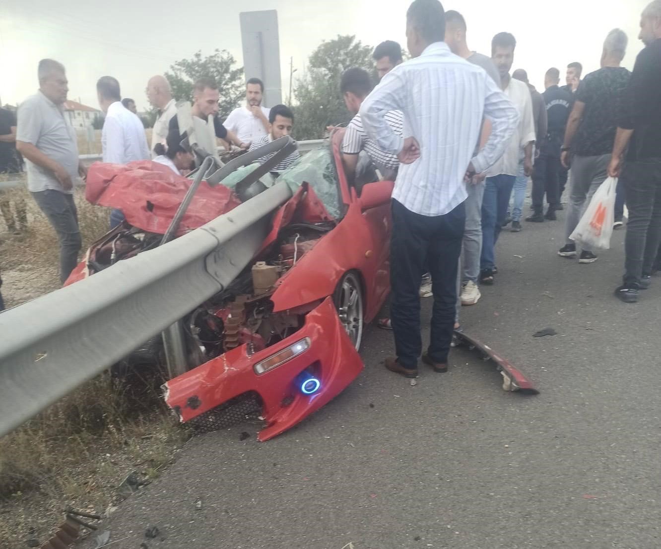 Ankara’da otomobil bariyerlere çarptı: 1 ölü, 1 yaralı
