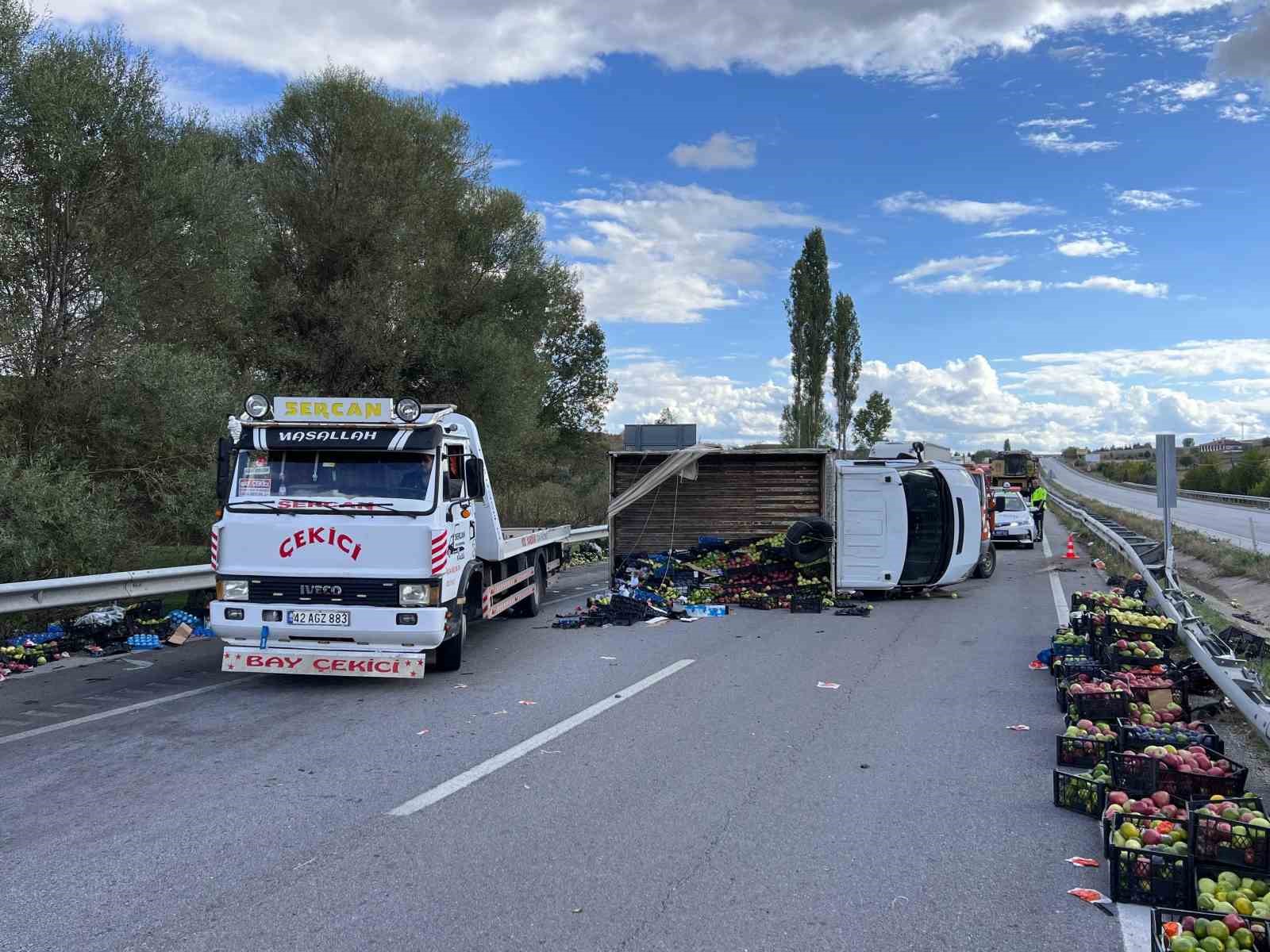 Kamyonet devrildi, elmalar yola saçıldı
