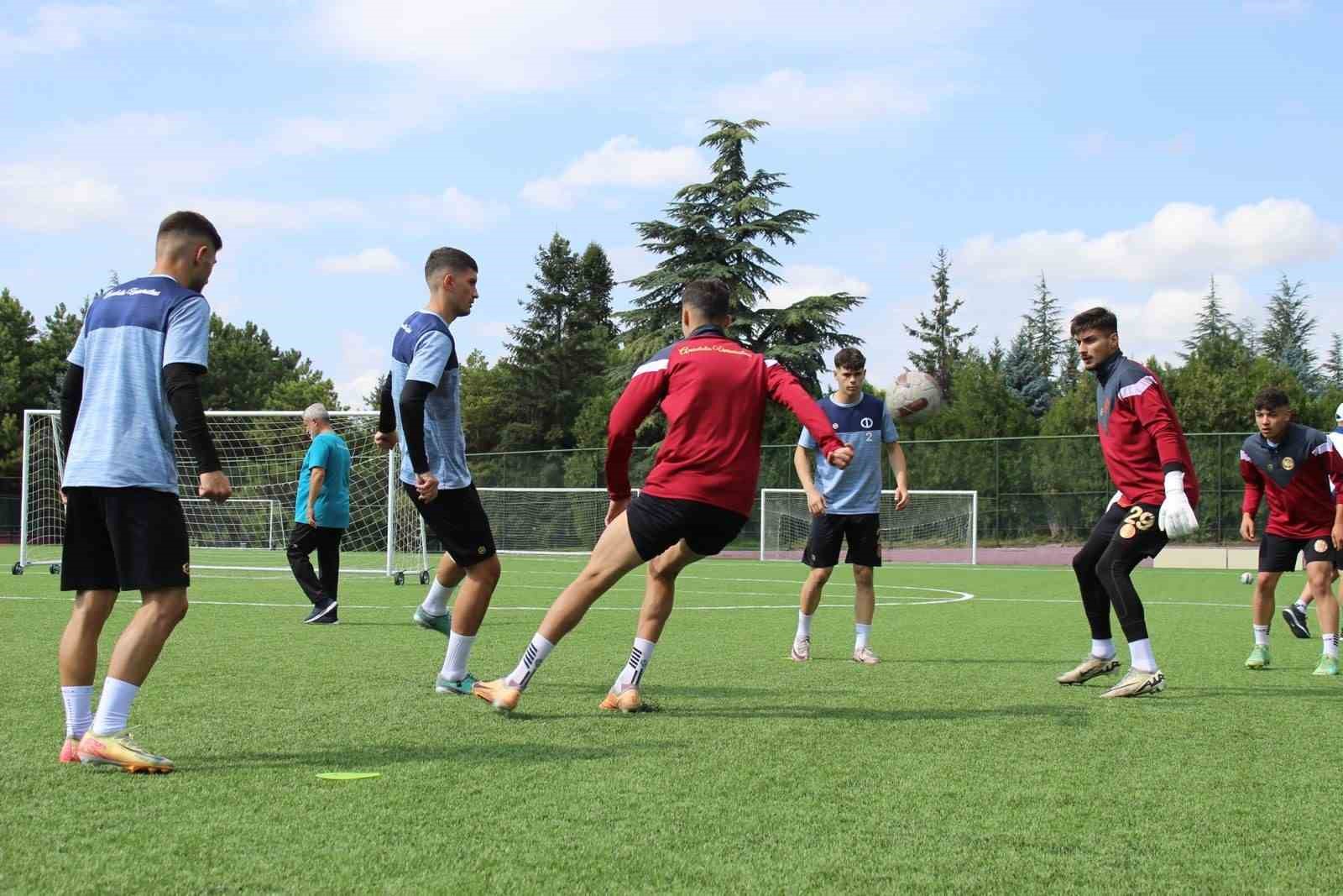 Anadolu Üniversitesi Spor Kulübü, Silifke Belediyespor maçına hazırlanıyor
?v=1