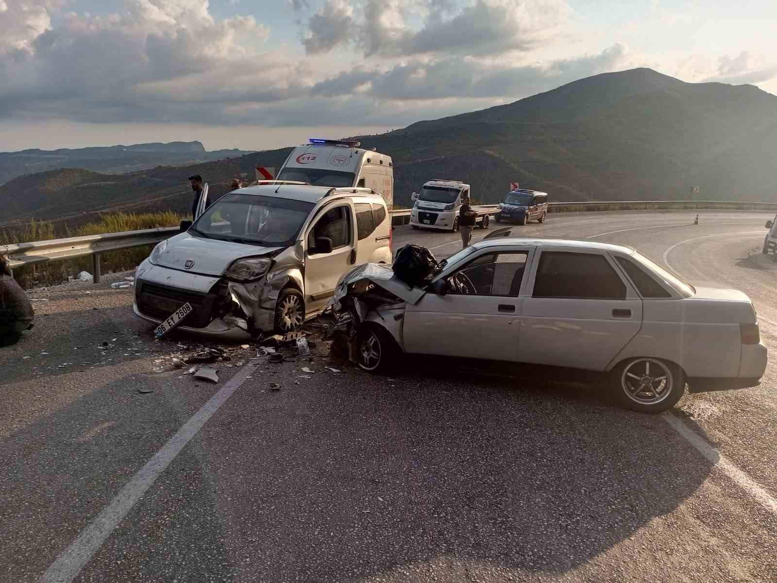 Karşı şeride geçip kaza yaptı: 3 yaralı
