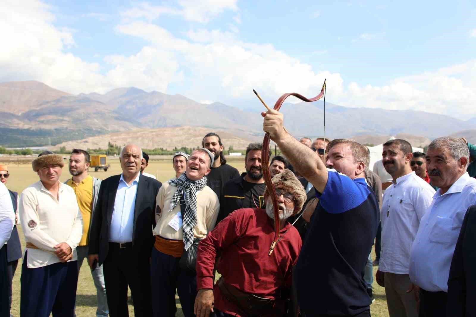 Geleneksel Türk Okçuluğu Şampiyonası Erzincan’da düzenlendi
