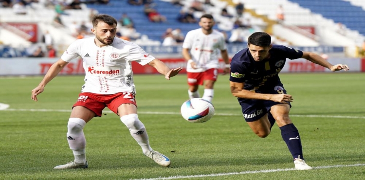 Trendyol Süper Lig: Kasımpaşa: 0 - Antalyaspor: 0 (İlk yarı)