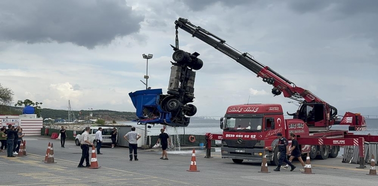 Tırın denize düştüğü anlar kamerada