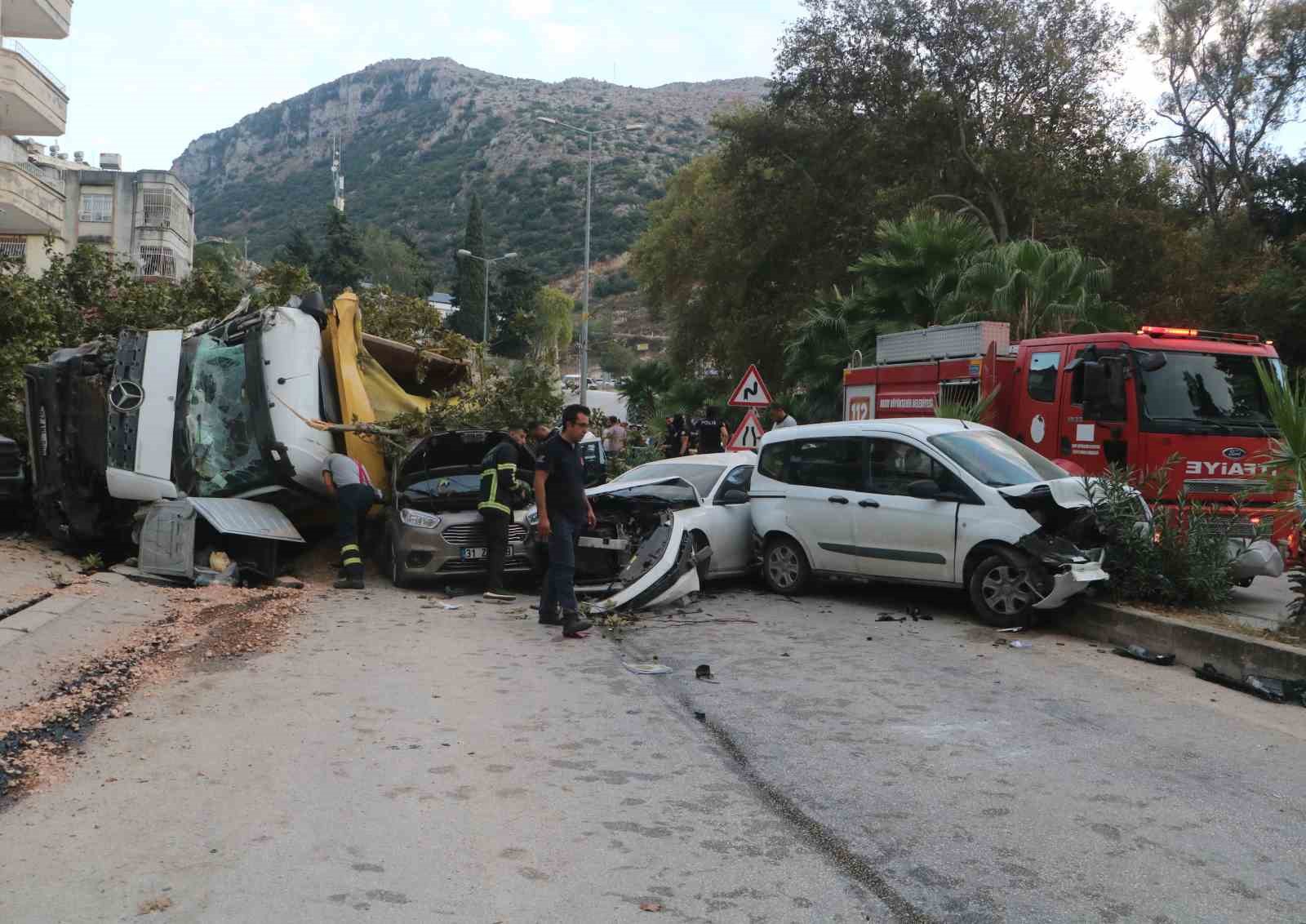 Hatay’da hafriyat kamyonu 7 aracı biçti: Yaralılar var
