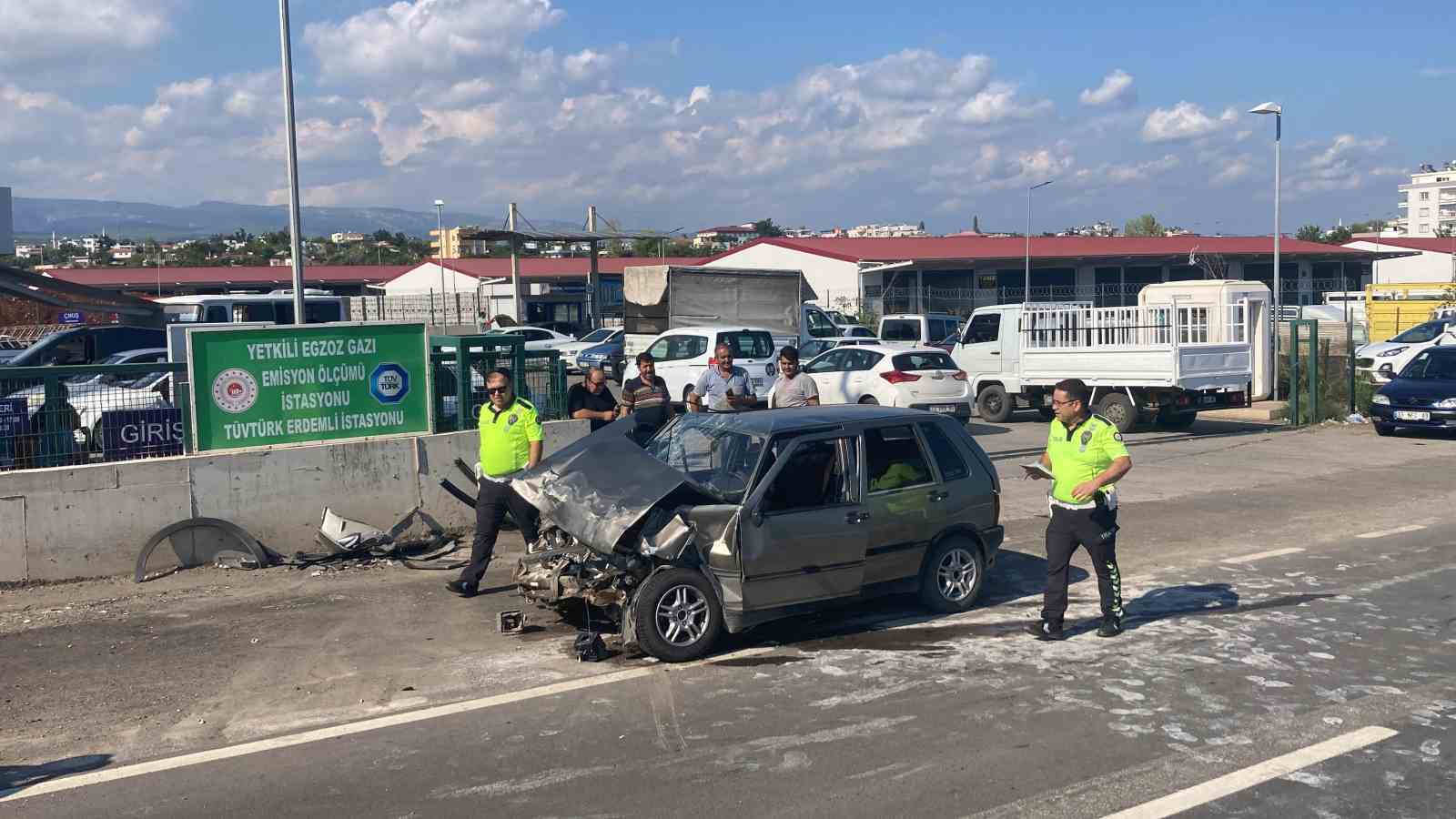 Otomobil, muayene sırasındaki 3 araca çarptı: 2 yaralı
