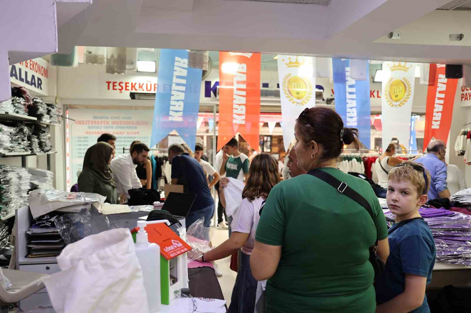 Veli dostu mağaza okul kıyafetinde indirim yapınca izdiham oluştu
