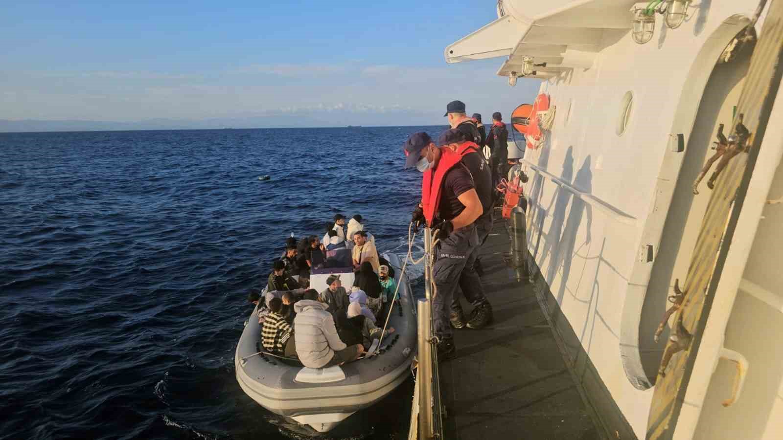 4 göçmen kaçakçısı yakalandı, 20 düzensiz göçmen kurtarıldı
