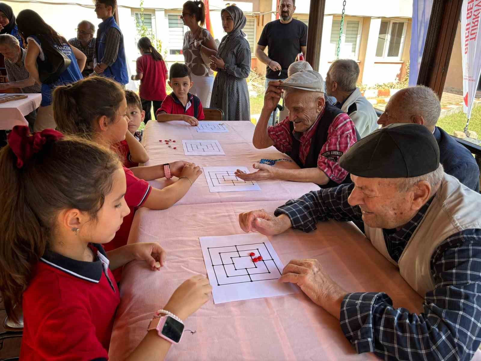 Huzurevi sakinleri ile çocuklar bir arada
