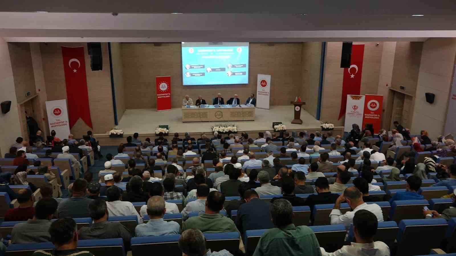  Peygamberimiz ve Şahsiyet İnşası  konulu panel yapıldı
