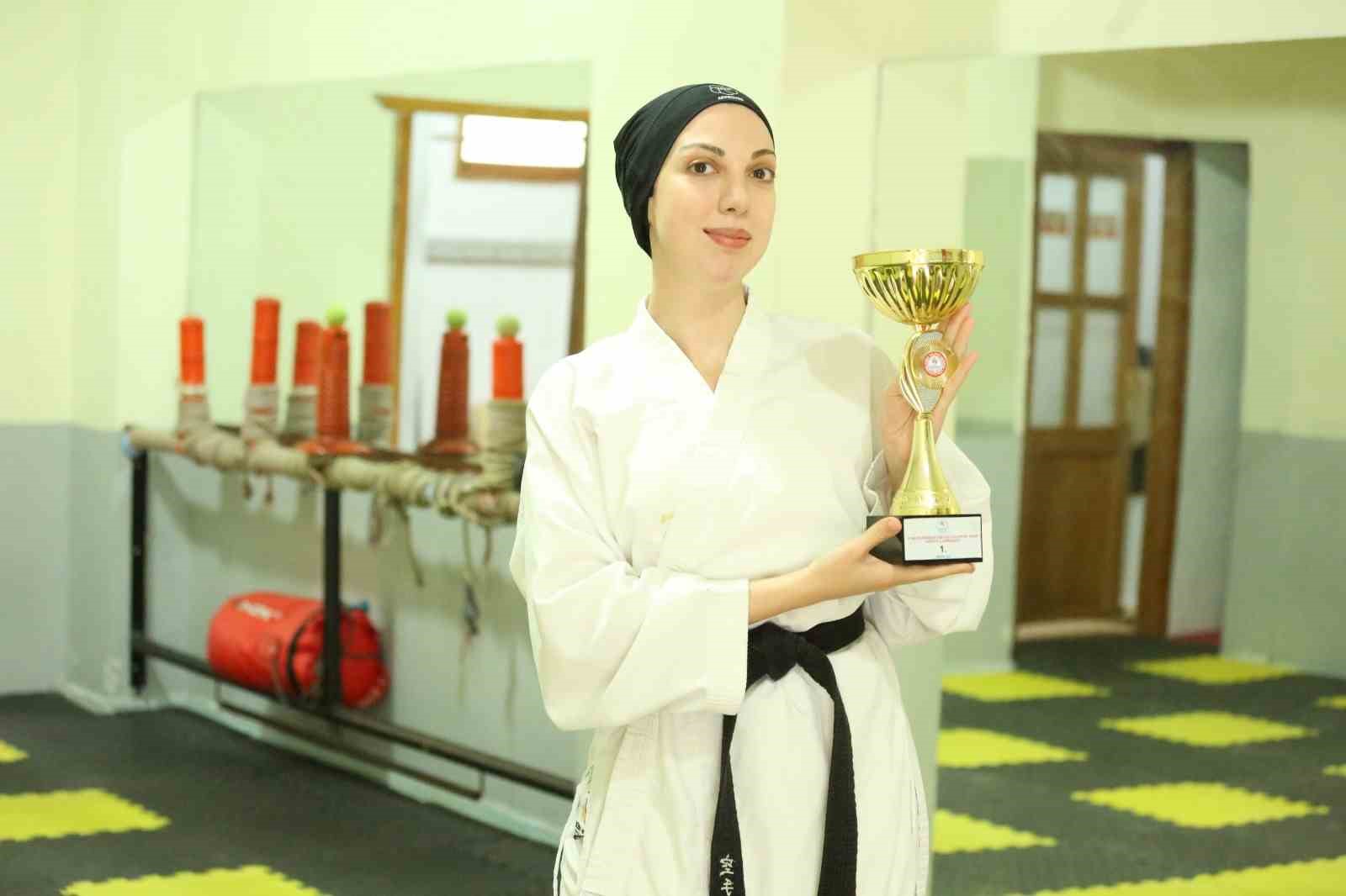 Yalova’nın ilk kadın karate antrenörü oldu
