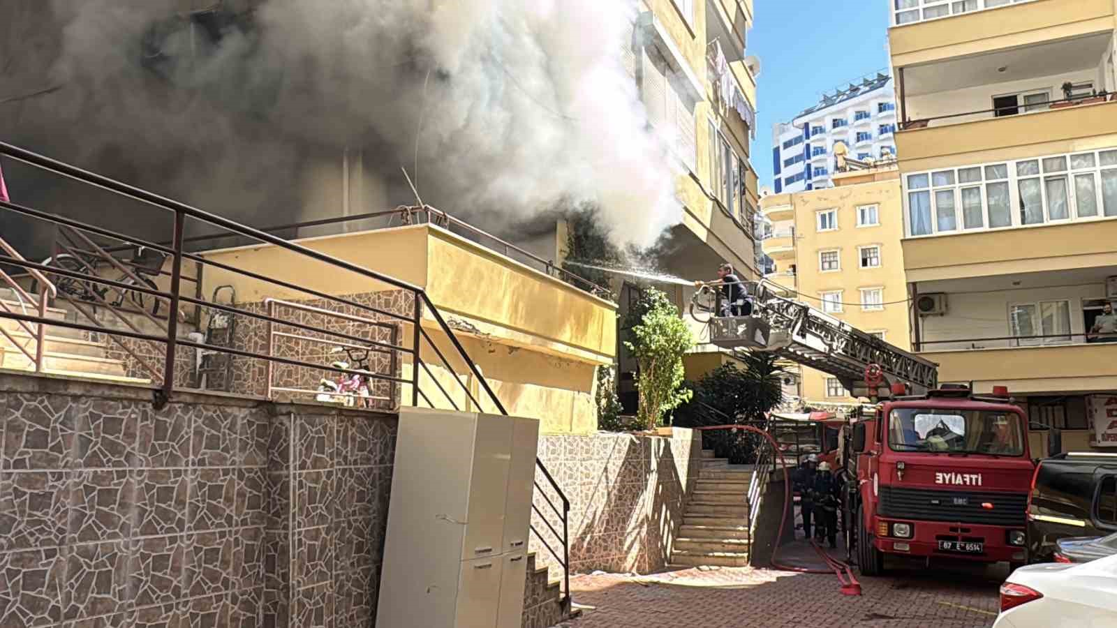 Alanya’da çıkan yangında daire kullanılamaz hale geldi
