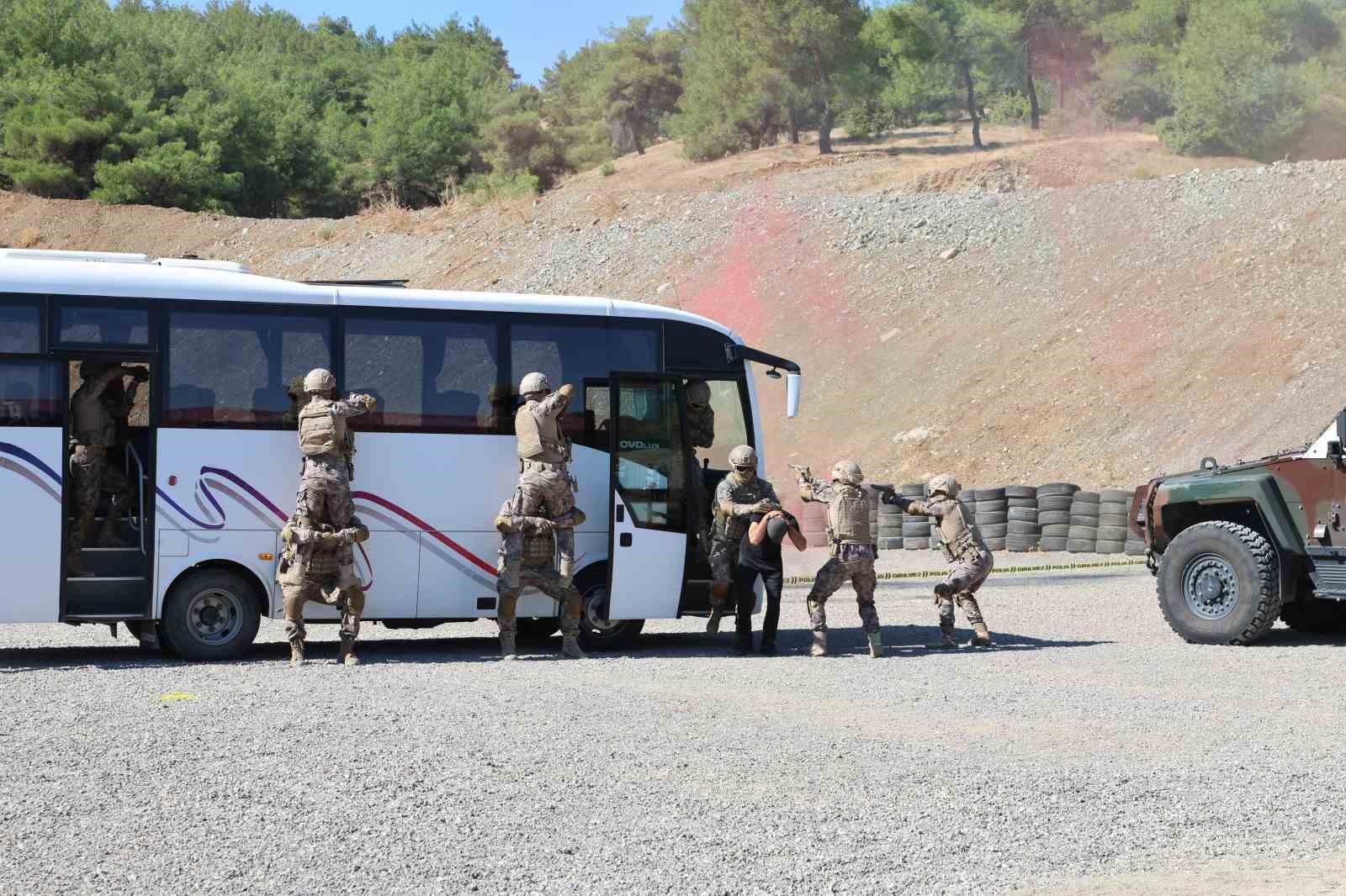 Polis Özel Harekat’tan gerçeği aratmayan tatbikat
