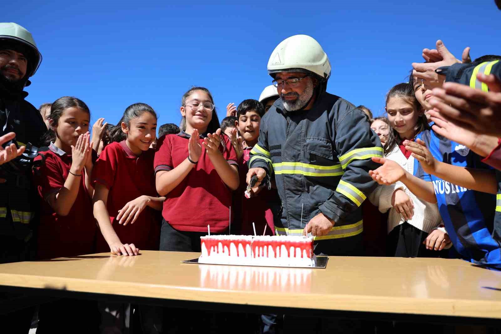 Muhtar ve öğrencilerden itfaiye erlerine pastalı sürpriz
