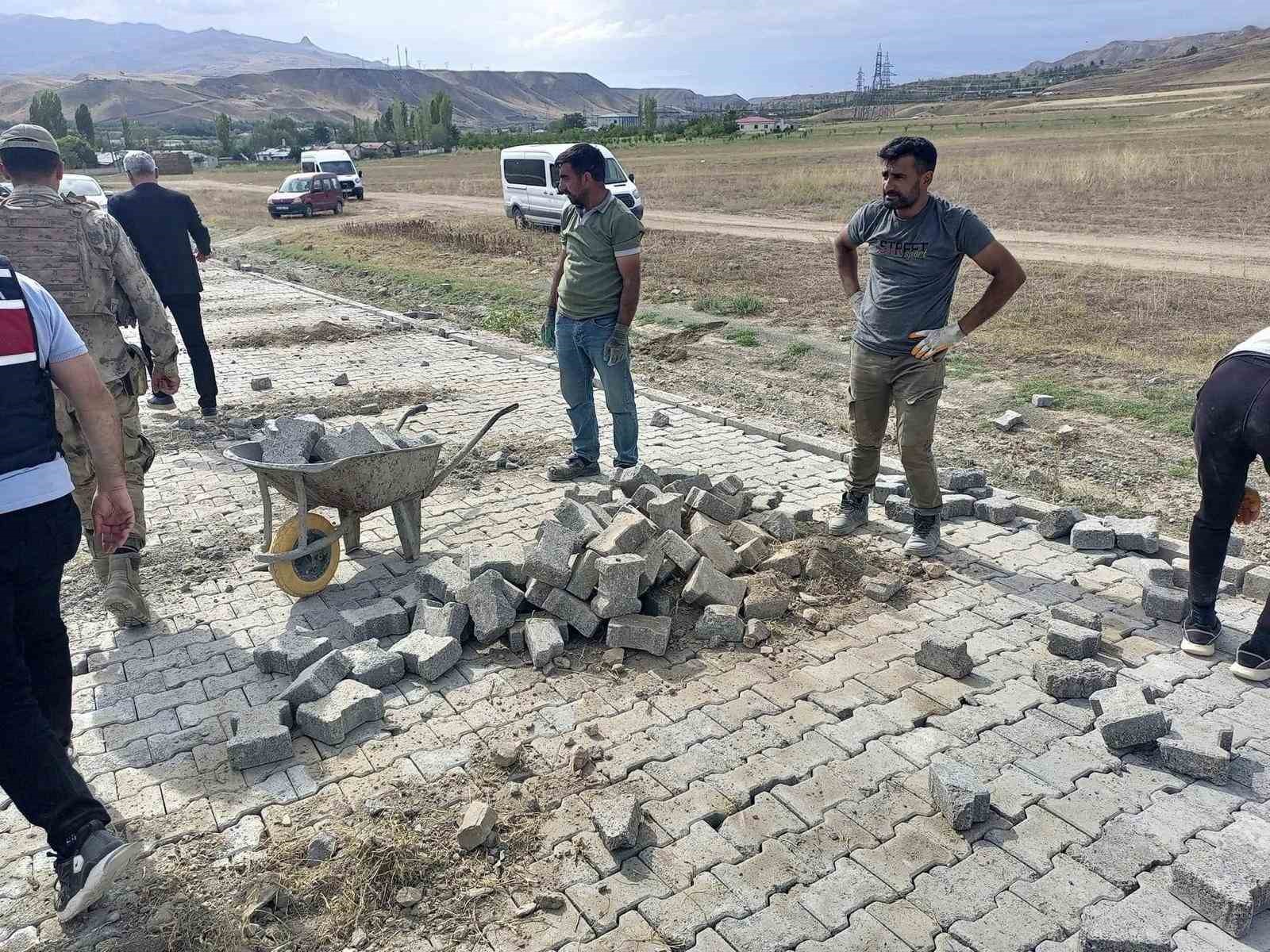 Köy yollarına parke taşı yapılıyor
