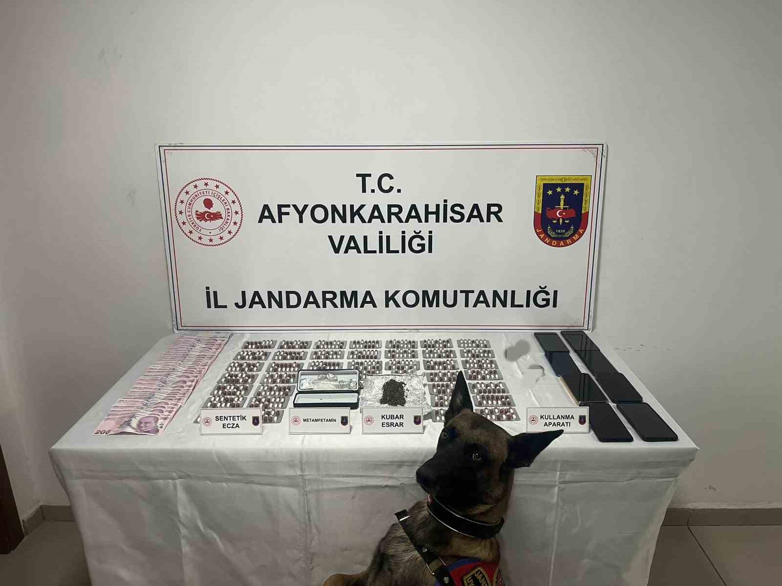 Otomobil ile uyuşturucu servisi yapan çeteyi jandarma çökertti
