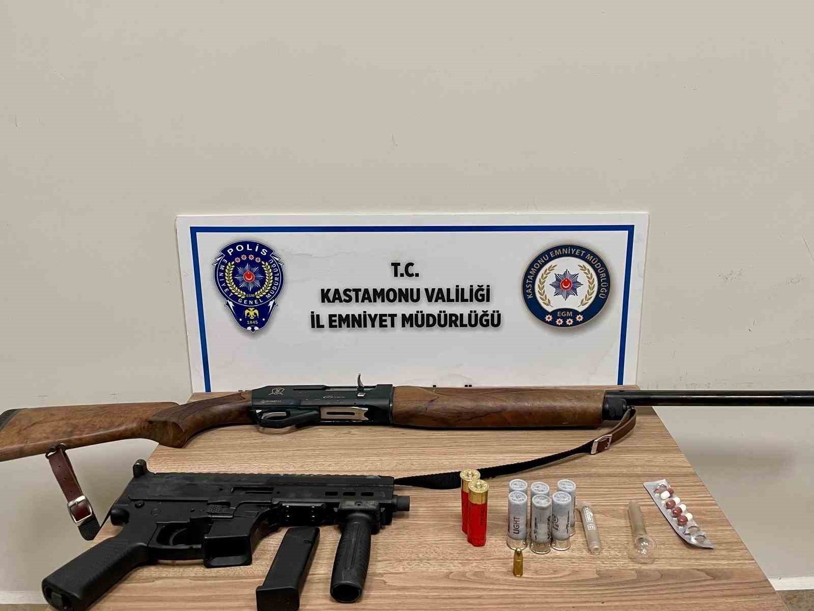 Polisin durdurduğu araçtan  Uzi  çıktı: 2 gözaltı
