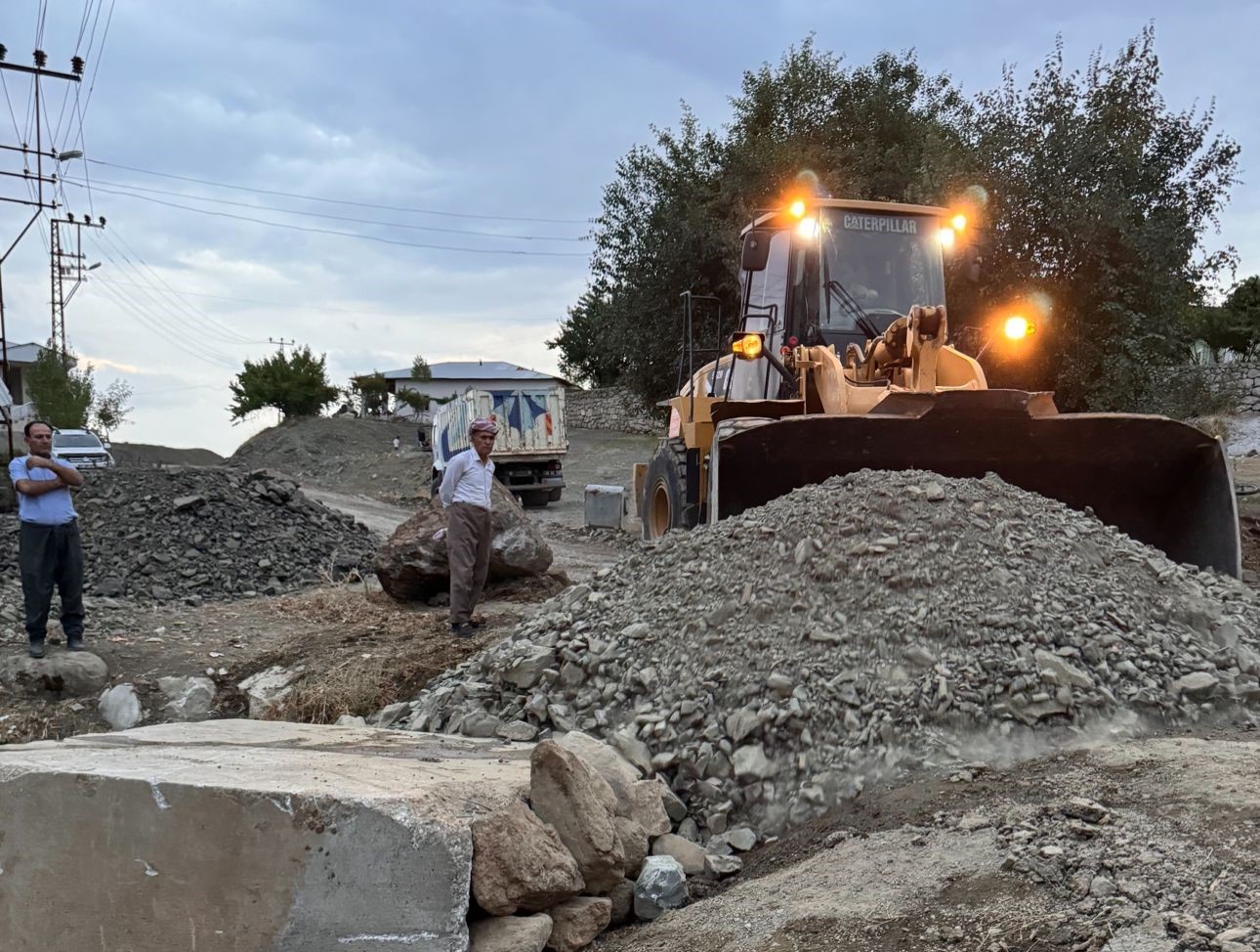 Derecik’te okul yollarında çalışma başlatıldı
