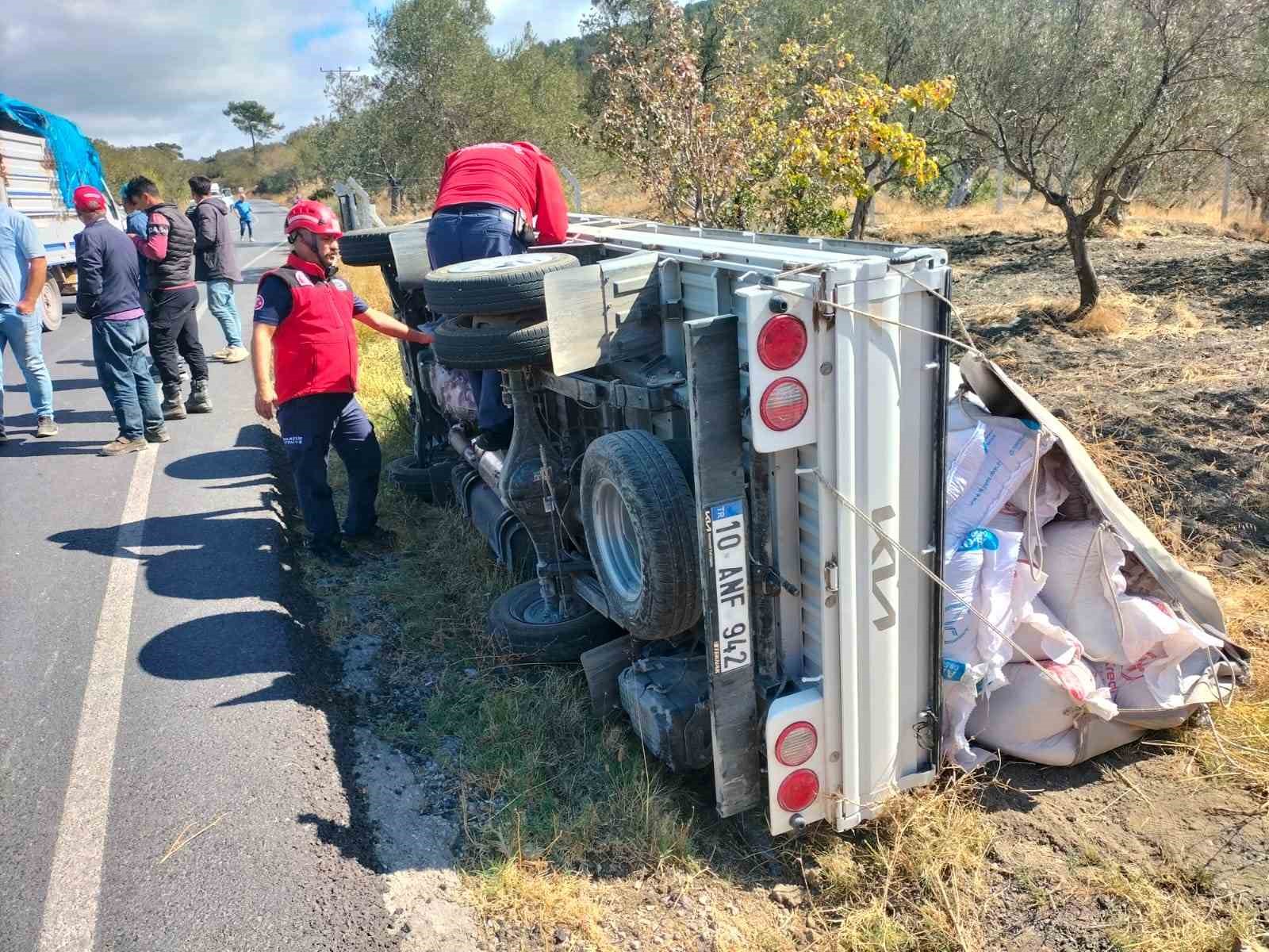 Devrilen kamyonetteki biri bebek 3 kişi yaralandı
