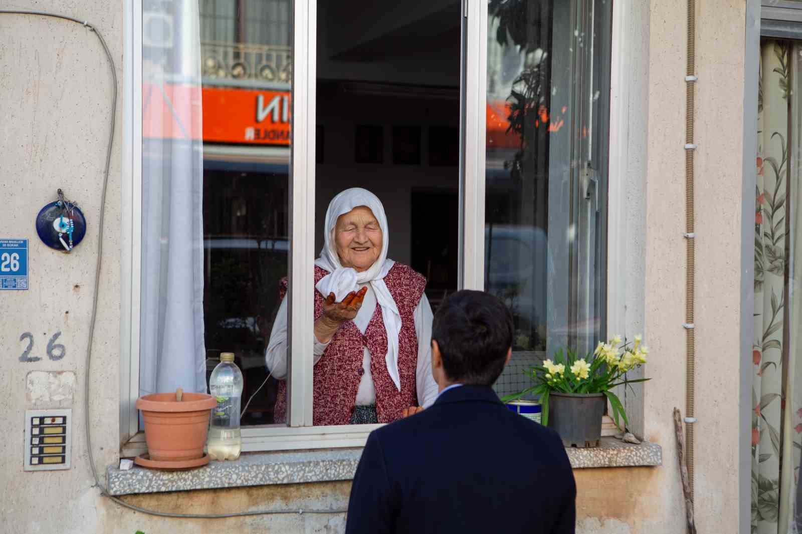 Başkan Ünlü:  Büyüklerimize yaşamın ağırlığını hissettirmeyelim 
