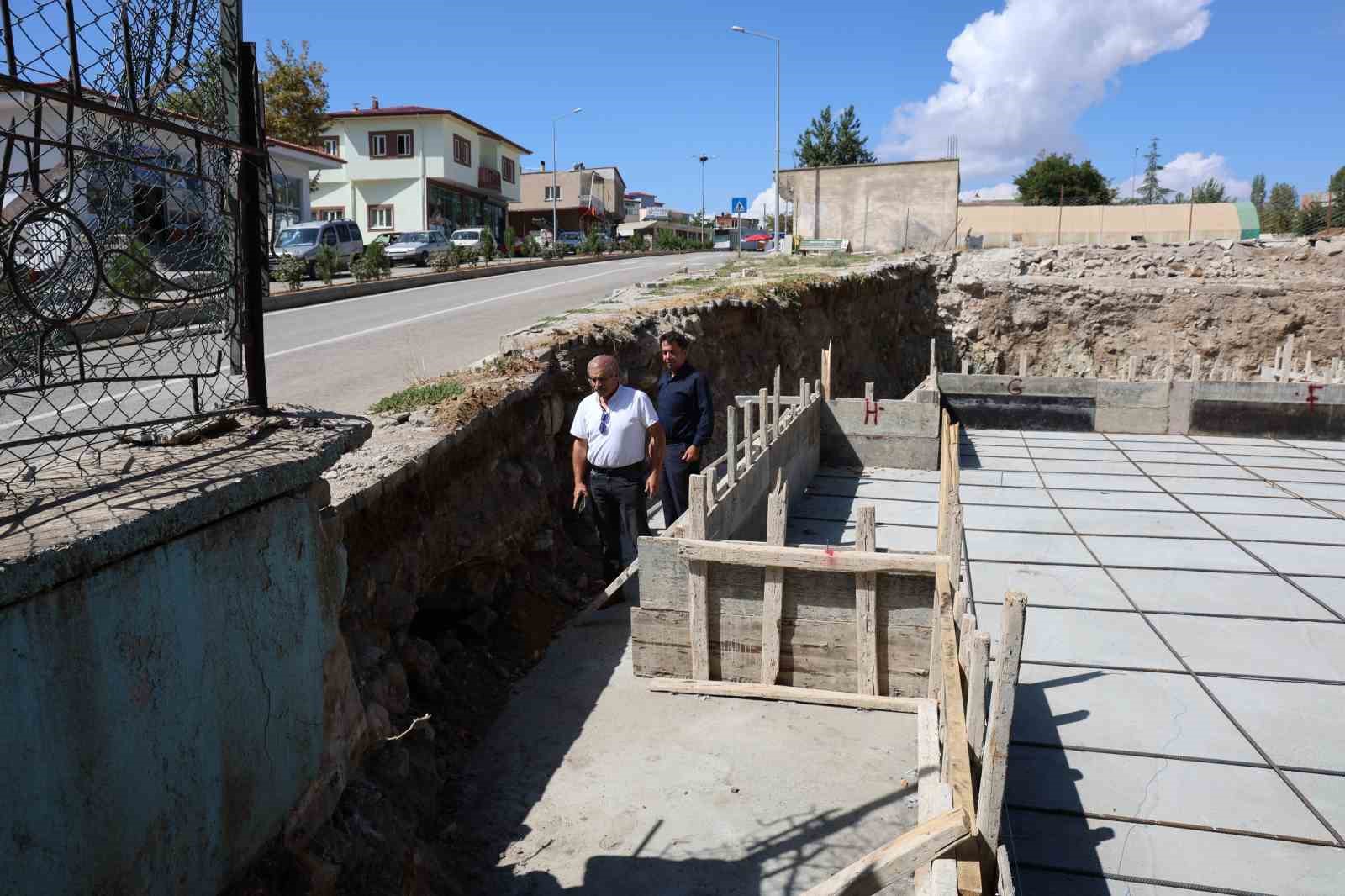 Tarihi tünel ve kemer çevresinde inşaat
