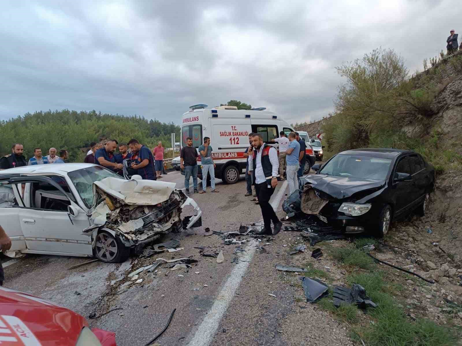 İki otomobil kafa kafaya çarpıştı: 1 ölü, 1 yaralı
