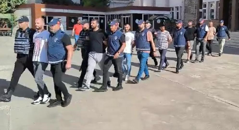 Gaziantep’te uzun namlulu silahlarla sokağa inen 12 şahıs tutuklandı
