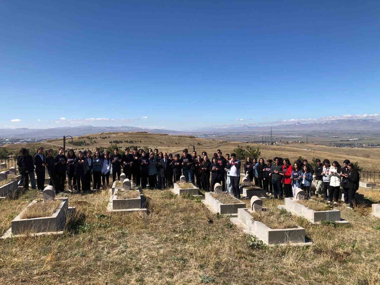 Necmettin Erbakan Fen Lisesi öğrencileri tarihi Aziziye tabyalarını gezdi
