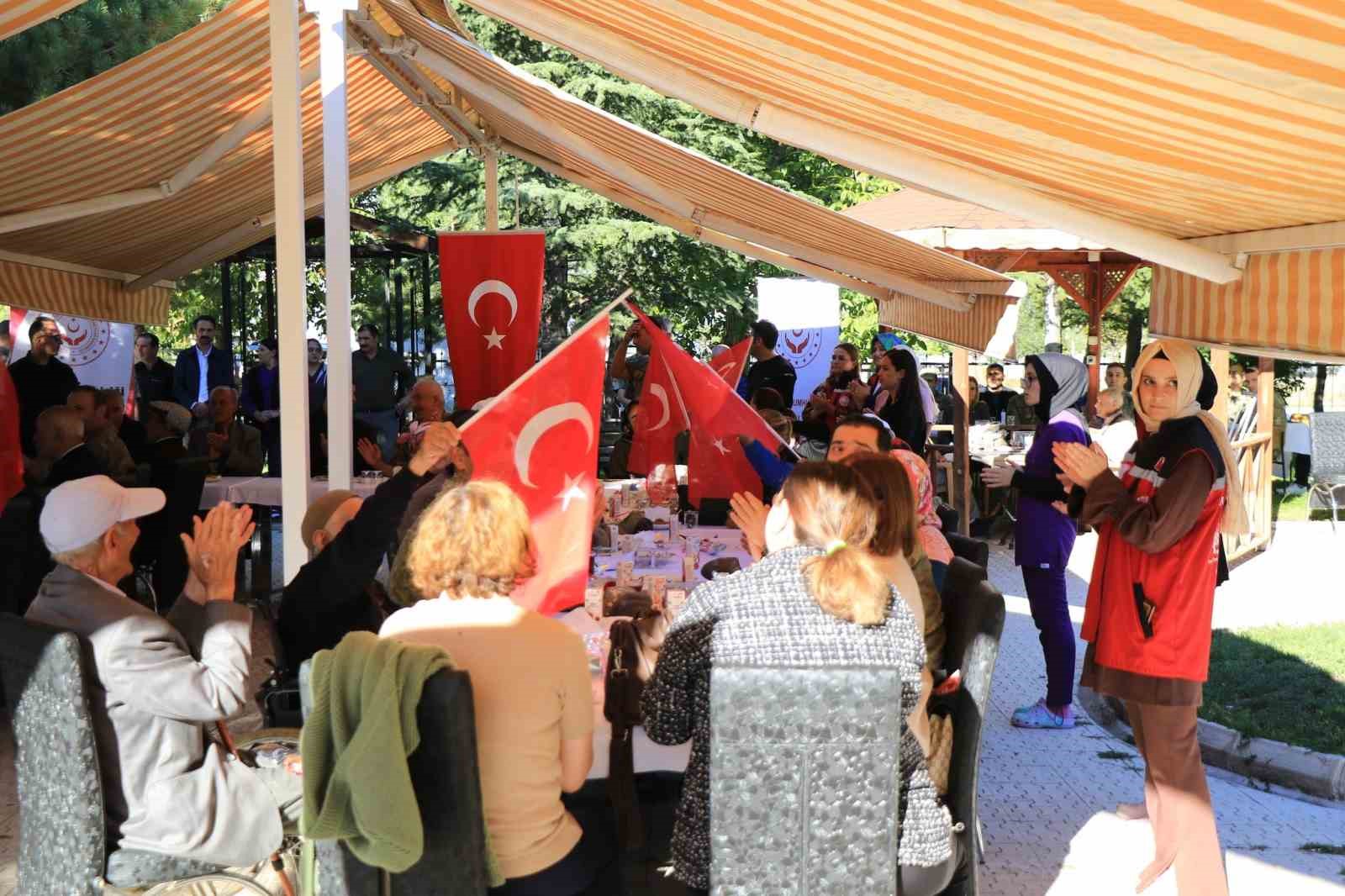 Askeri bando takımı, huzurevi sakinleri için çaldı
