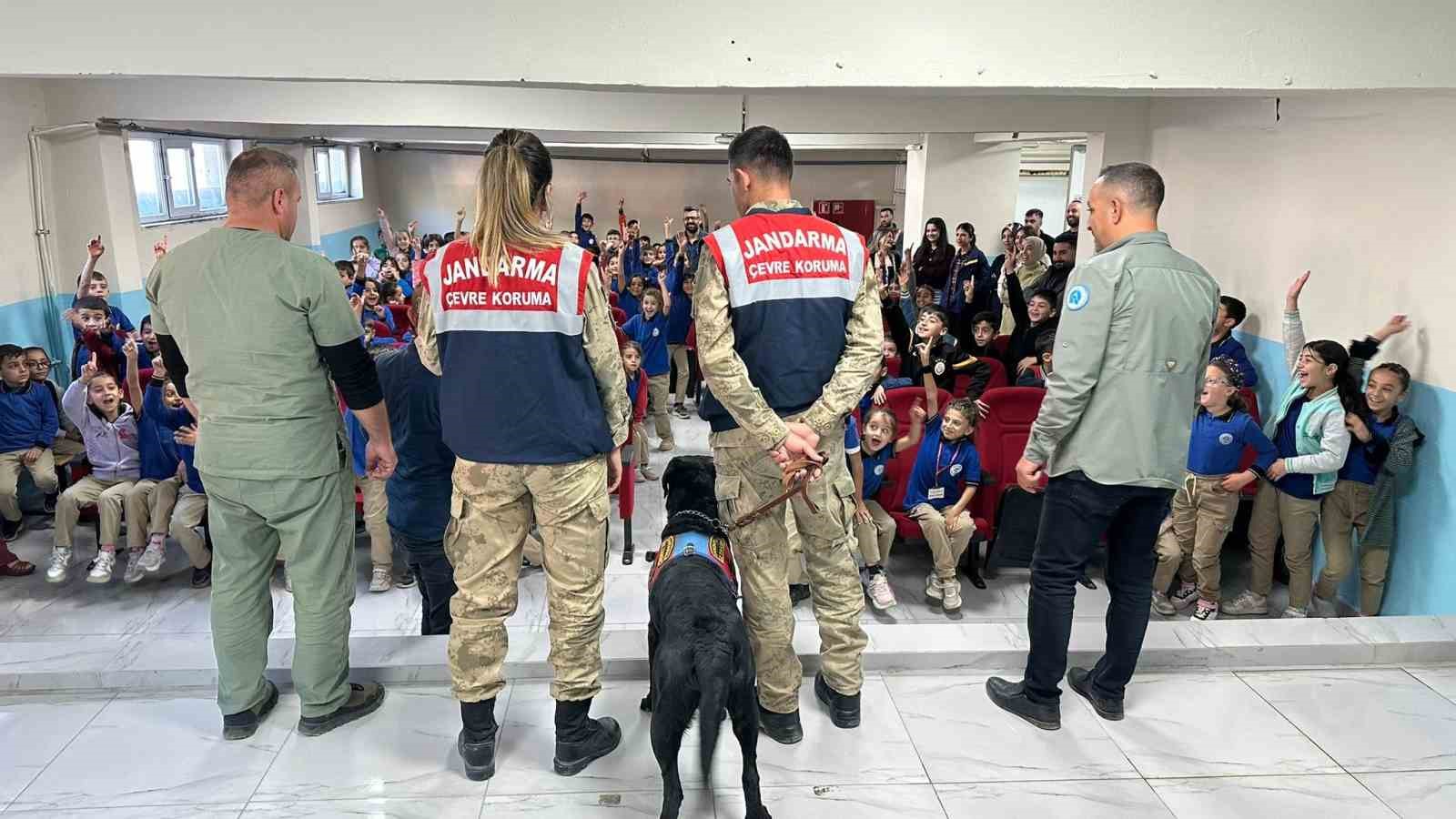 Hakkâri’de öğrencilere hayvan sevgisi anlatıldı
