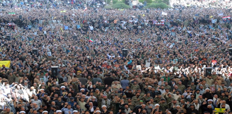 Tahran’da binlerce kişi İsrail ve ABD’yi protesto etti: “Silahlarımızı bırakmayacağız”