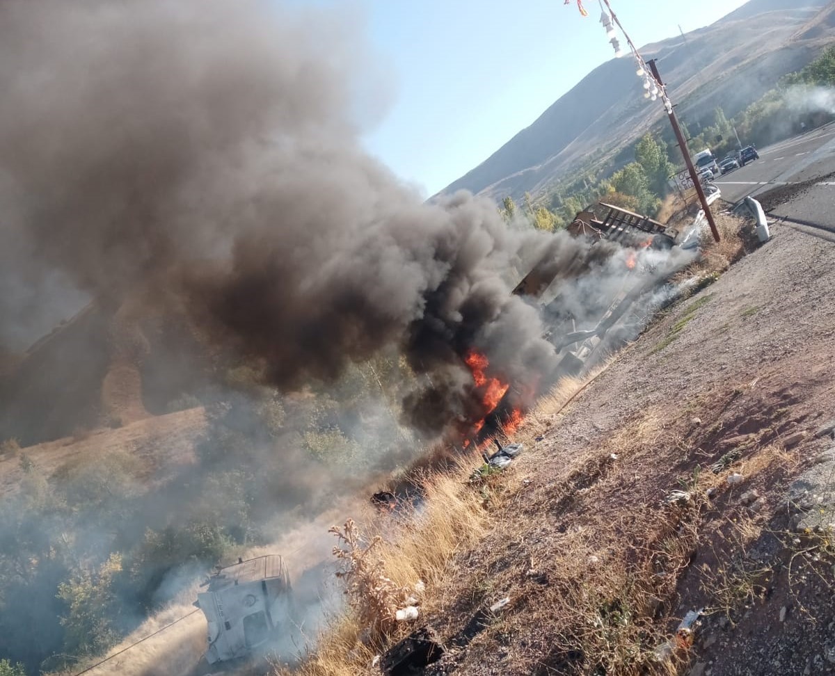 Kontrolden çıkan tır şarampole yuvarlanıp alev aldı: 1 yaralı
