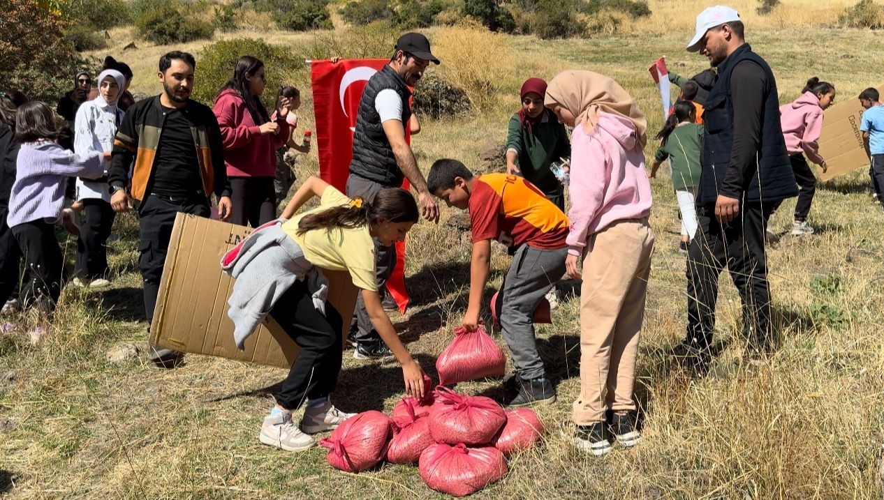 Muradiye’de yaban hayvanları için doğaya yem bırakıldı
?v=1