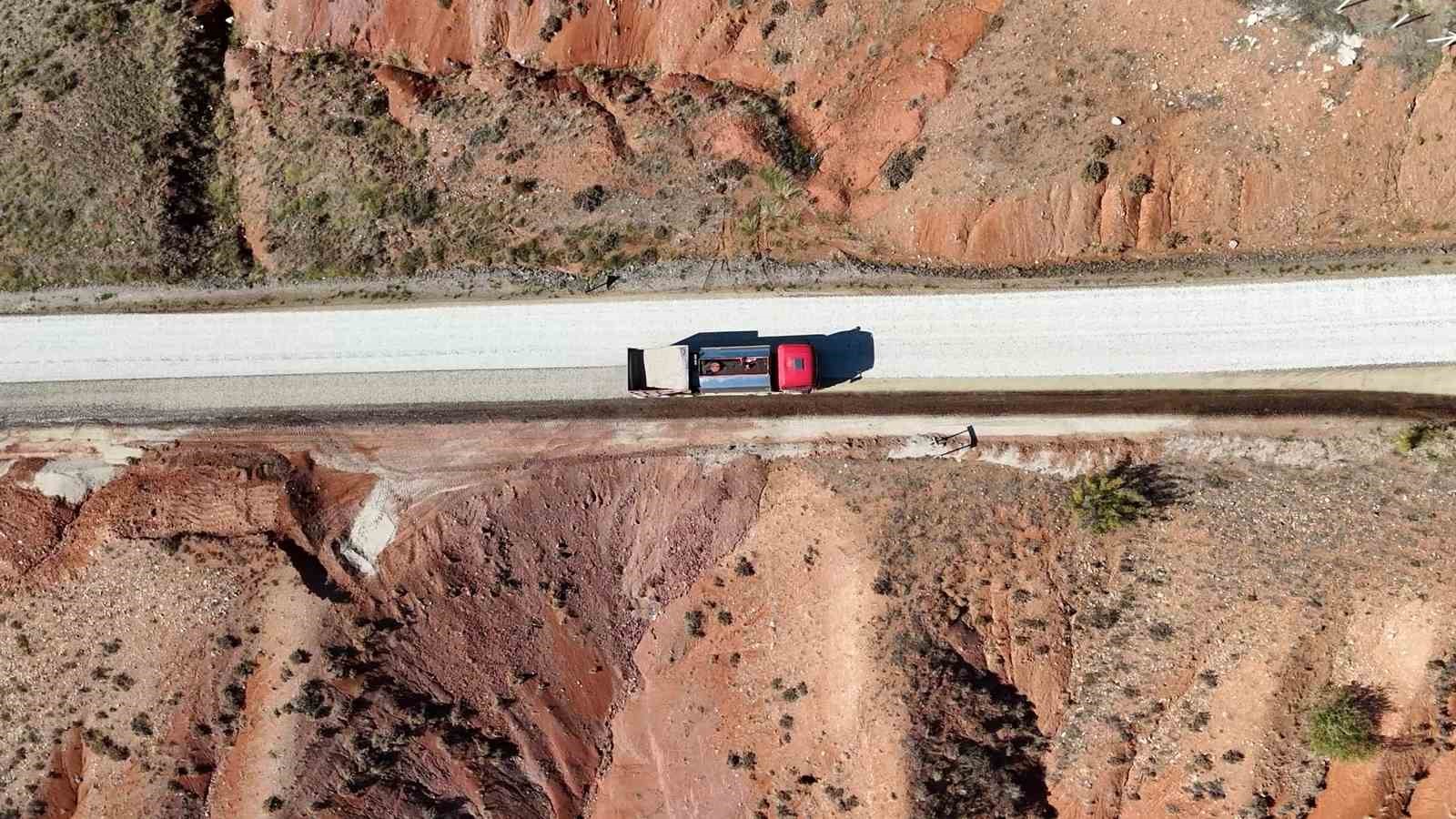 Asfaltlanan yol köylünün yüzünü güldürdü:  Allah devletimize zeval vermesin 
