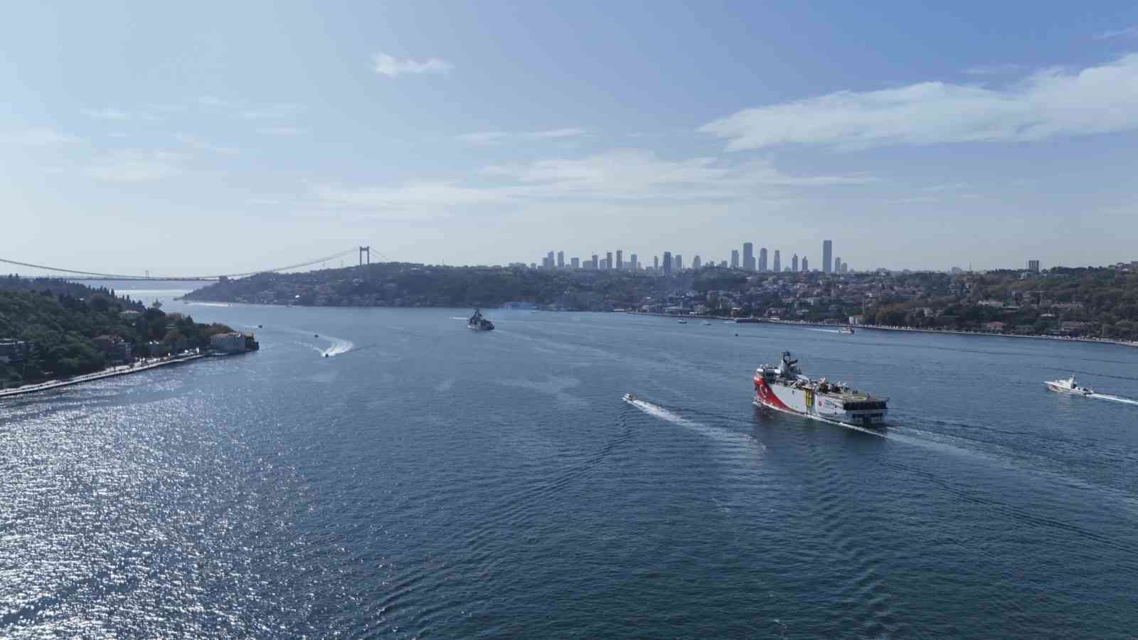 Oruç Reis Araştırma Gemisi İstanbul Boğazı’ndan geçti
