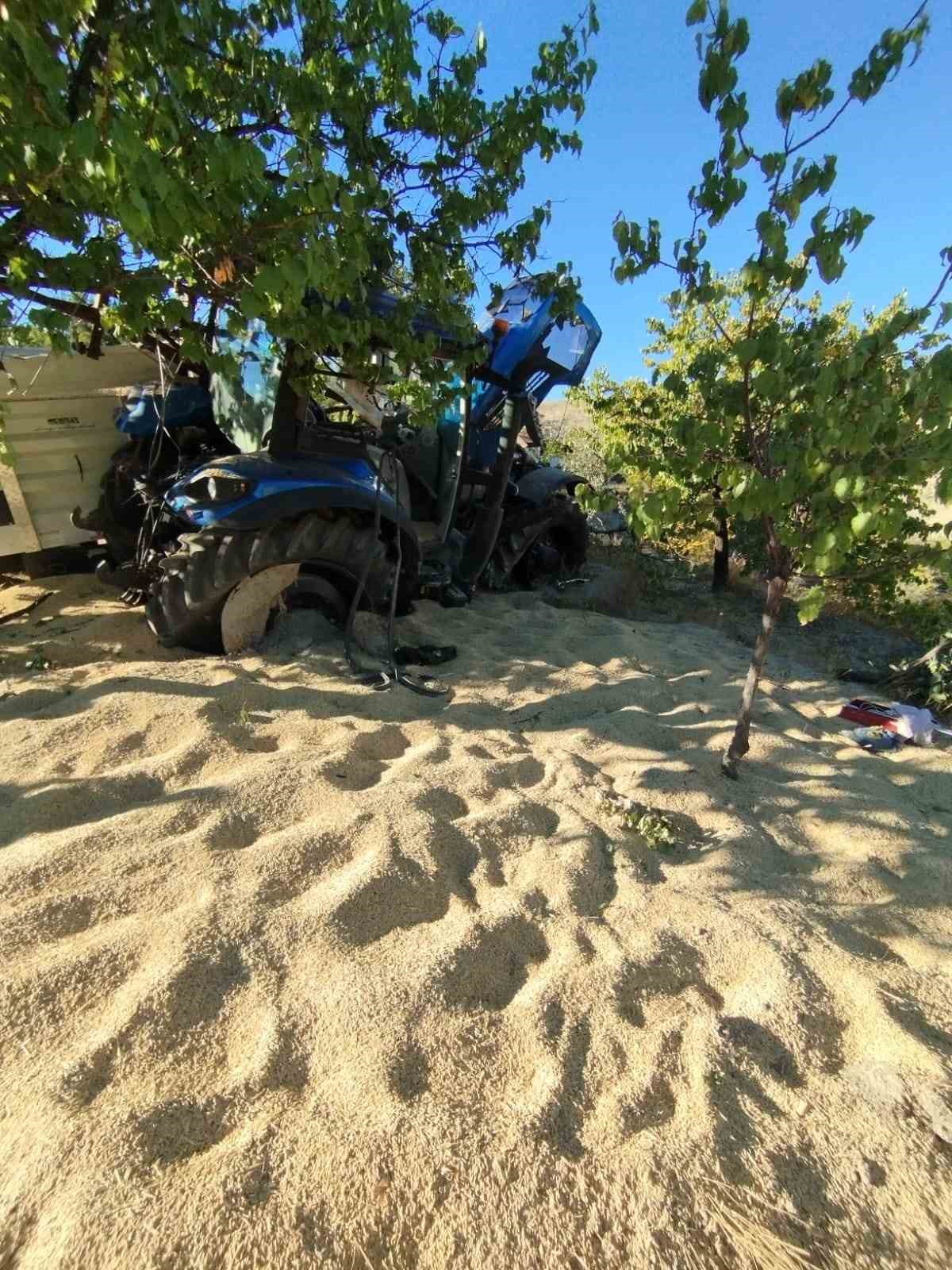 Arpa yüklü traktör devrildi, sürücünün yaralandığı kazada traktör dökülen arpaya gömüldü
