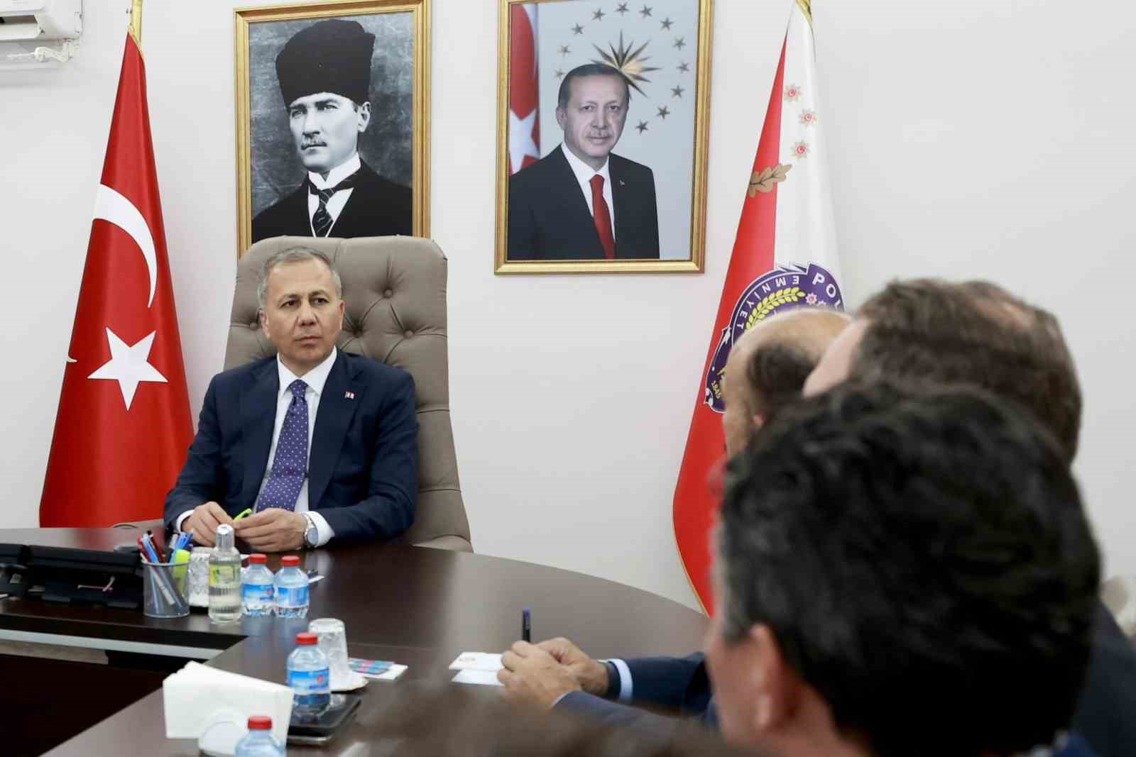 İçişleri Bakanı Yerlikaya:  Kadınlara şiddet uygulamaya kalkanlara, onların huzuruna kast edenlere rahat nefes aldırmayacağız”
