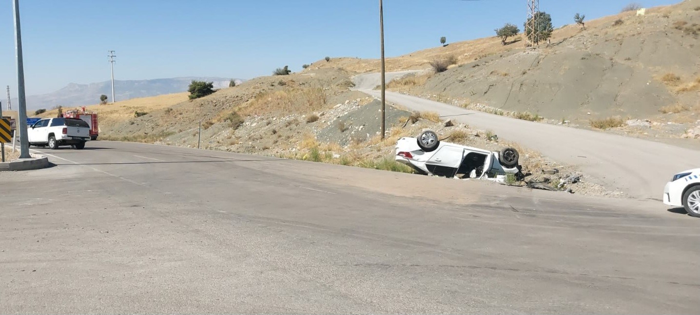 Şırnak’ta kavşakta dönüşü alamayan iki araç çarpıştı: 3 yaralı
